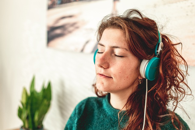 Vrouw met koptelefoon die naar muziek luistert