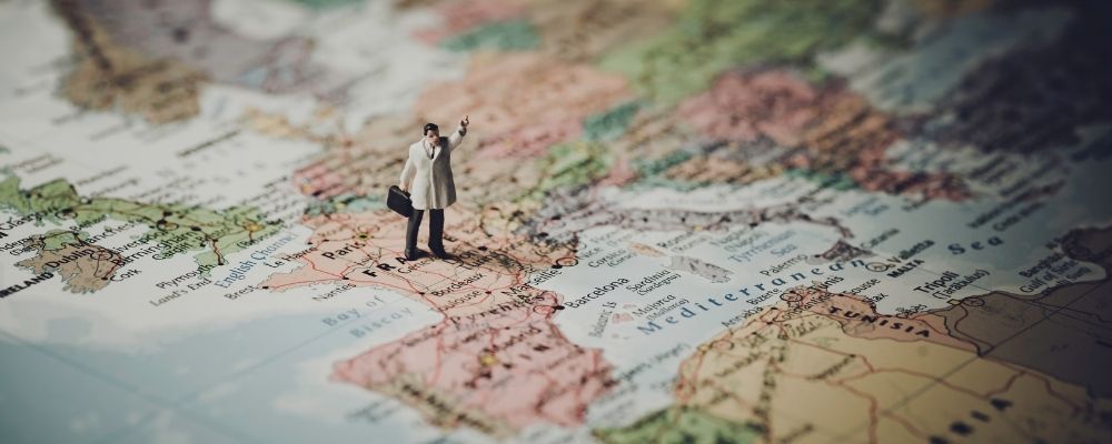 Klein mannetje met een koffer op de kaart van Europa 