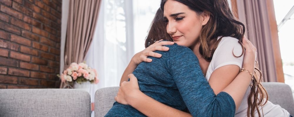 Vrouw geeft een knuffel aan haar vriendin