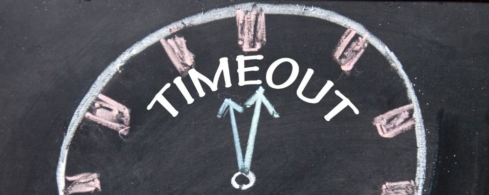 Timeout geschreven in een klok die op een krijtbord getekend is