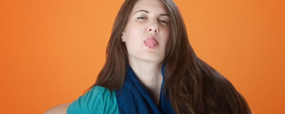 Vrouw steekt haar tong uit