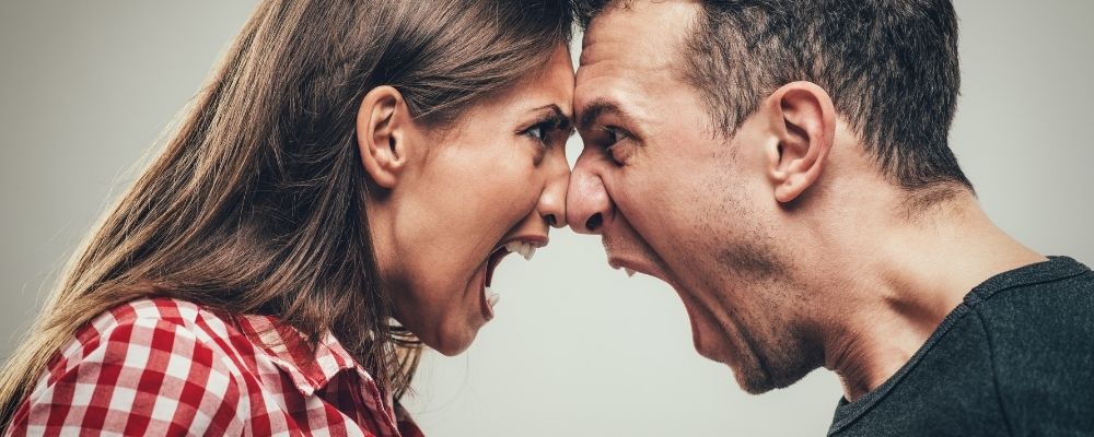 Man en vrouw schreeuwen met hun voorhoofden tegen elkaar