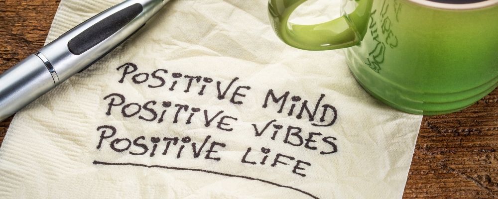 Servetje met positive mind positive vibes positive life erop geschreven