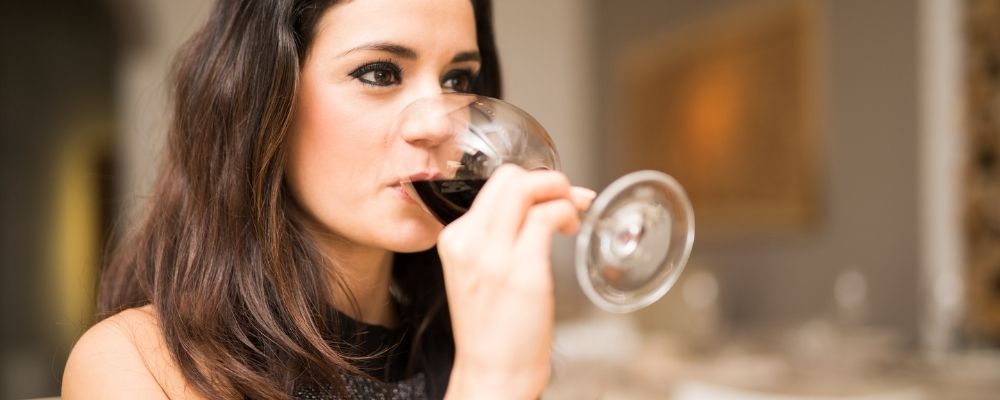 Vrouw drinkt een glas wijn