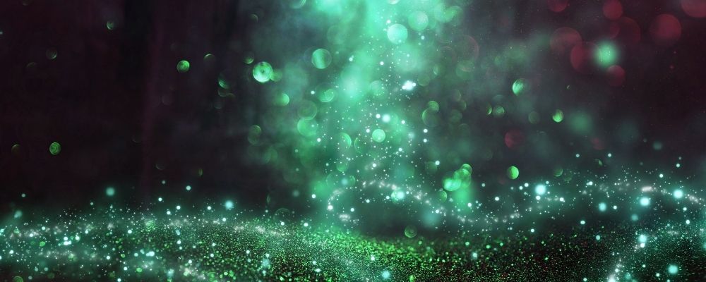 Fantasierijk groen bos met glitters en lichtjes