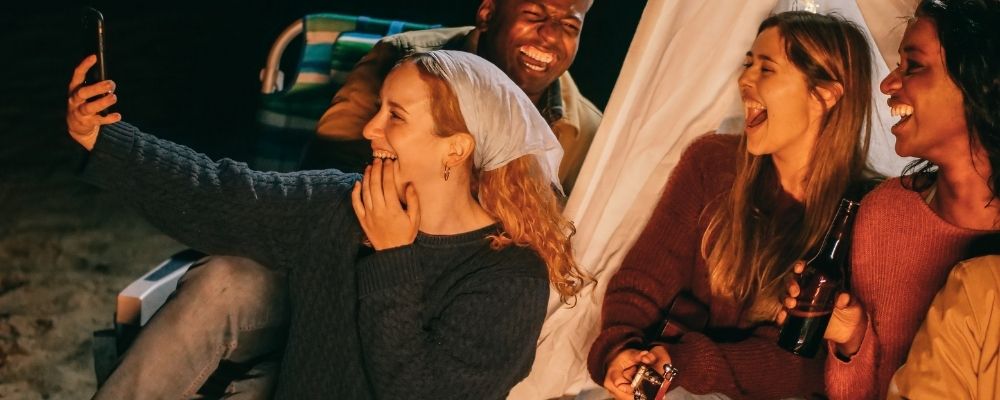 Sociale interactie met vrienden die samen lachen tijdens het kamperen