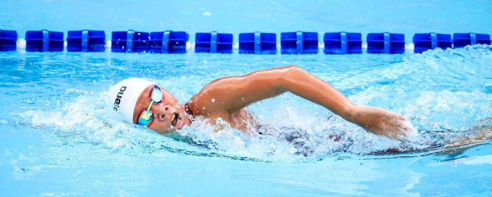 Vrouw die als sport aan het snelzwemmen is