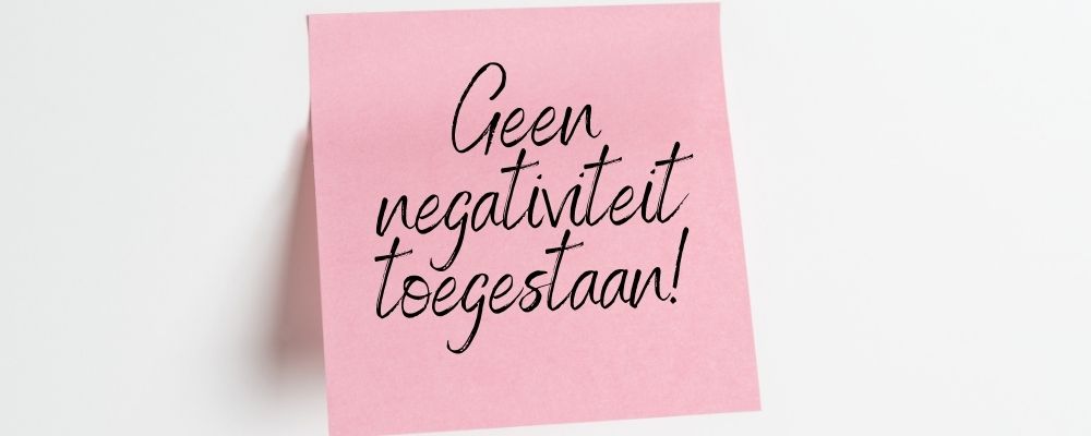 Post-it waarop 'Geen negativiteit toegestaan' op staat geschreven