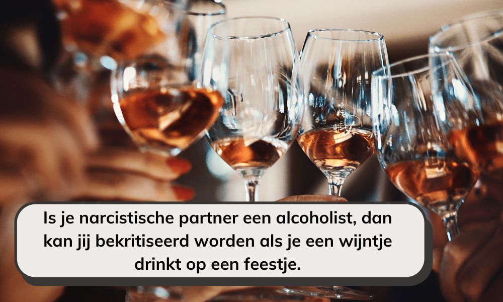 Is je narcistische partner een alcoholist, dan kan jij bekritiseerd worden als je een wijntje drinkt op een feestje.